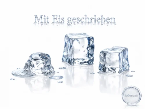 Mit Eis geschrieben – ein schönes Tedora Gedicht : Drei teilweise schmelzende Eiswürfel auf glänzend weißem Hintergrund mit dem eisigen Schriftzug „Mit Eis geschrieben“ und einem tedora.ch-Stempel unten rechts.