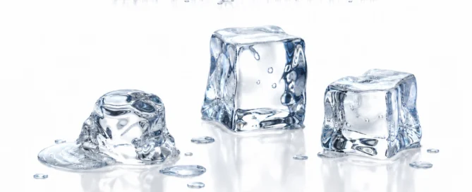 Mit Eis geschrieben – ein schönes Tedora Gedicht : Drei teilweise schmelzende Eiswürfel auf glänzend weißem Hintergrund mit dem eisigen Schriftzug „Mit Eis geschrieben“ und einem tedora.ch-Stempel unten rechts.
