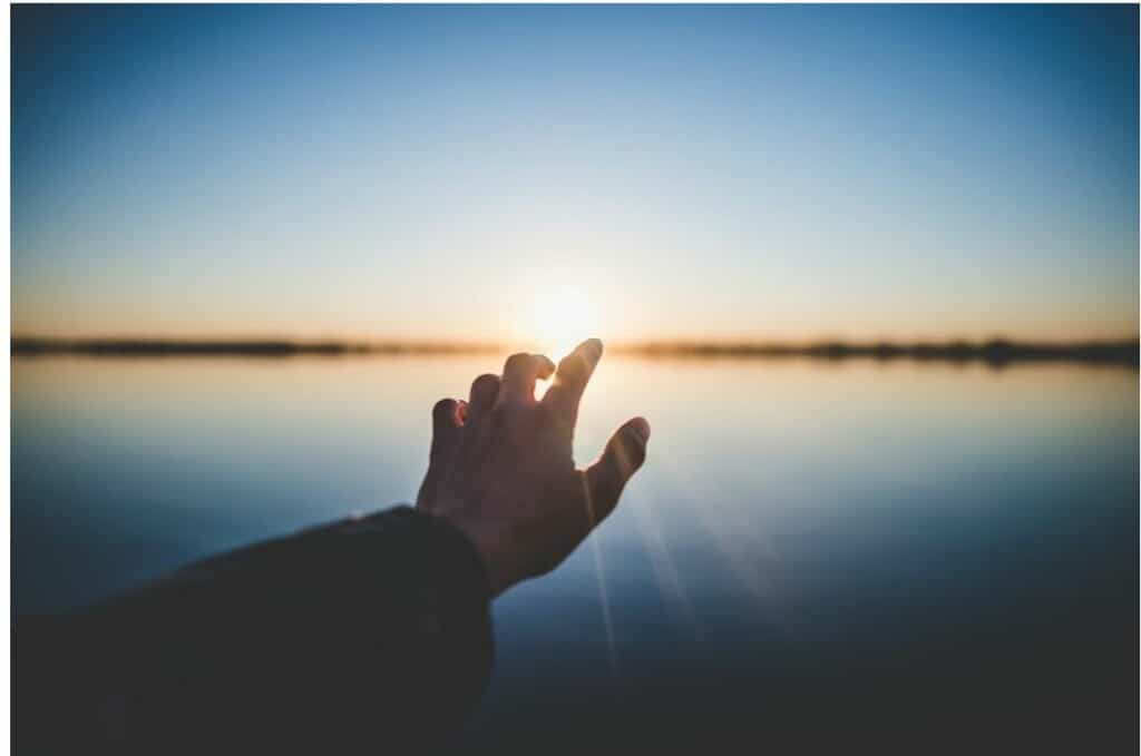 Hackerangriff - Hand greift nach der Sonne am Horizont – Neuanfang Hellseherin Tedora